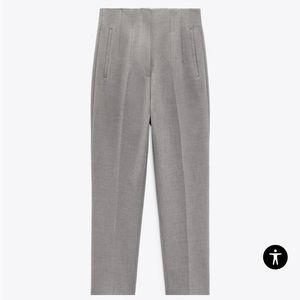 Elegant straight cut high-waisted pants with pronounced seams at front and back.